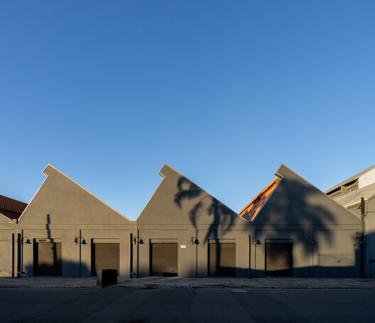 Fachada frontal dos galpões do Instituto Caldeira, em Porto Alegre